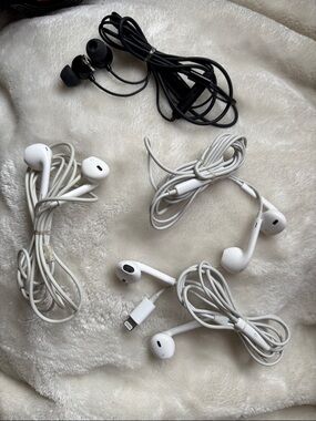 Apple White Wired EarPods with Lightning Connector and Black In-Ear Earbuds